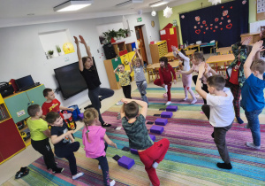 Ćwiczymy pozycję jogi w "Pszczółkach".