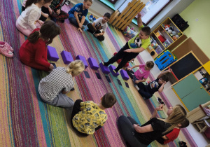 Zajęcia jogi wśród dzieci z grupy "Pszczółek" prowadzone przez p. Kasię.