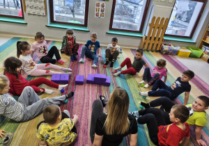 "Pszczółki" masują swoje stopy przy użyciu gumowych piłek sensorycznych.