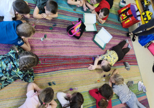 "Pszczółki" podczas zabawy z klepsydrami sensorycznymi.