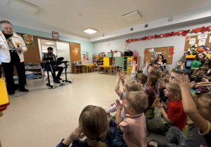 Dzieci słuchają pierwszego utworu, wzbogaconego o dźwięki perkusji.