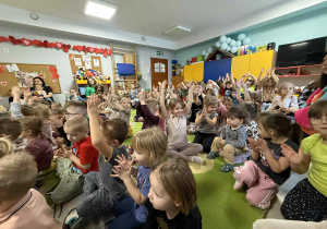 Dzieci słuchają pierwszego utworu, wzbogaconego o dźwięki perkusji.