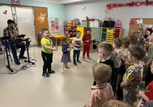 Kilkoro dzieci gra na instrumentach.