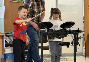 Dzieci grają na perkusji.