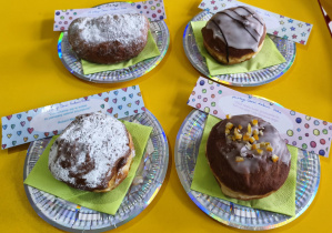 Pączki na talerzykach.