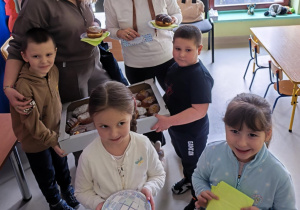 Delegacja z "Pszczółek" częstuje pysznymi pączkami nauczycielki naszego przedszkola.