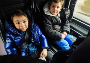 Chłopcy w autokarze w drodze na Salę Zabaw "Fantazja" w Łęczycy.