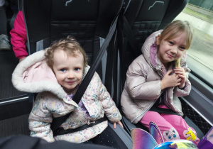 Dziewczynki w autokarze w drodze na Salę Zabaw "Fantazja" w Łęczycy.
