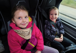 Dzieci w autokarze w drodze na Salę Zabaw "Fantazja" w Łęczycy.