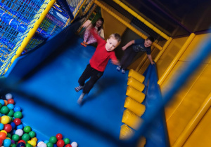 Zabawa dzieci na kolorowych konstrukcjach w Sali Zabaw "Fantazja" w Łęczycy.