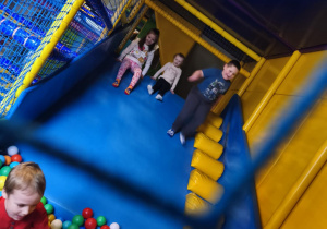 Zabawa dzieci na kolorowych konstrukcjach w Sali Zabaw "Fantazja" w Łęczycy.