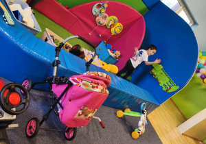 Zabawa dzieci na kolorowych konstrukcjach w Sali Zabaw "Fantazja" w Łęczycy.