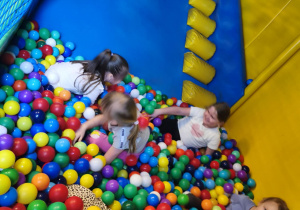 Zabawa dzieci na kolorowych konstrukcjach w Sali Zabaw "Fantazja" w Łęczycy.