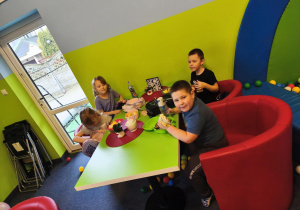 Przerwa na zdrowe przekąski i wodę.