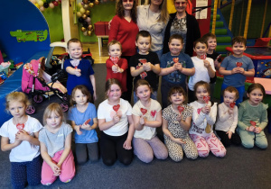 Pamiątkowe, walentynkowe zdjęcie dzieci wraz z nauczycielkami.