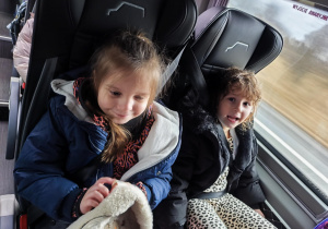 Dziewczynki w autokarze w drodze powrotnej do przedszkola.