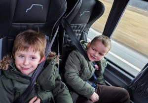 Chłopcy w autokarze w drodze powrotnej do przedszkola.