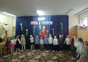 Dzieci z grupy "Skrzatów" podczas występów dla babć i dziadków