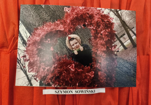 Praca Szymona Sowińskiego z grupy "Pszczółek", za którą chłopiec zdobył II miejsce w konkursie fotograficznym.