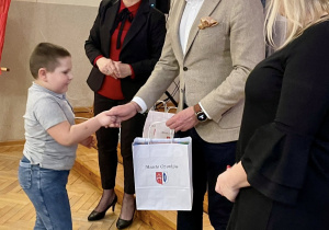 Antoni Grabowski z grupy "Pszczółek" odbiera dyplom i nagrodę za zdobycie I miejsca w konkursie fotograficznym.