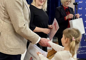 Zofia Derulska z grupy "Żabek" odbiera dyplom i nagrodę za zdobycie II miejsca w konkursie plastycznym.