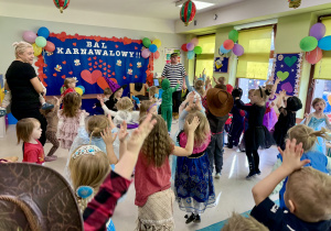 Bal w grupach młodszych.