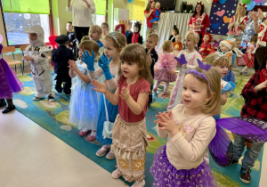 Bal w grupach młodszych.