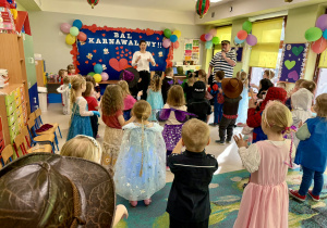 Bal w grupach młodszych.