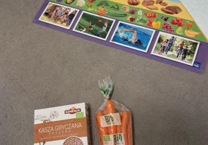 Plansza przedstawiająca Piramidę Zdrowego Żywienia oraz produkty ekologiczne.