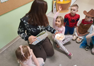 "Żabki" rozmawiają o produktach ekologicznych.