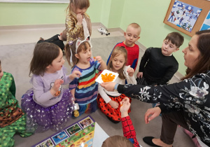 Próbujemy smaku ekologicznej marchewki.