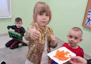 Próbujemy smaku ekologicznej marchewki.