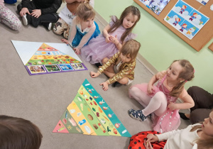 Dzieci z grupy "Żabek" układają piętra Piramidy Zdrowego Żywienia.