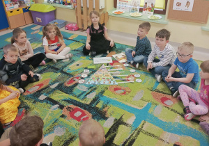 "Motylki" podczas zajęć nt. zdrowego żywienia.