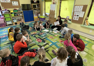 Nauczycielka grupy "Motylków" przypomina dzieciom technikę prawidłowego mycia rak.