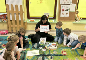 Nauczycielka grupy "Motylków" przypomina dzieciom technikę prawidłowego mycia rak.