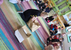 "Pszczółki" kolejno wyjmują produkty z ekologicznej torby.