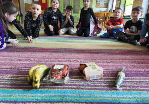 Dzieci z grupy "Pszczółek" zastanawiają się, co łączy te produkty.