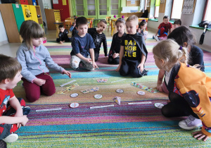 Wśród ilustracji i napisów szukamy poszczególnych szczebli Piramidy Zdrowego Żywienia.