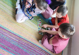 "Pszczółki" podczas pracy w grupie oglądają i nazywają produkty na wybranym przez siebie pasku.