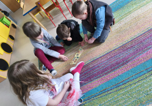 "Pszczółki" podczas pracy w grupie oglądają i nazywają produkty na wybranym przez siebie pasku.