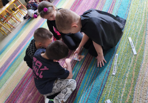 "Pszczółki" podczas pracy w grupie oglądają i nazywają produkty na wybranym przez siebie pasku.