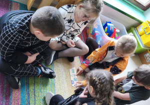 "Pszczółki" podczas pracy w grupie oglądają i nazywają produkty na wybranym przez siebie pasku.