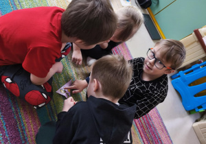 "Pszczółki" podczas pracy w grupie oglądają i nazywają produkty na wybranym przez siebie pasku.