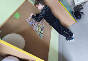 Wspólnymi siłami układamy Piramidę Zdrowego Żywienia i podpisujemy jej piętra.