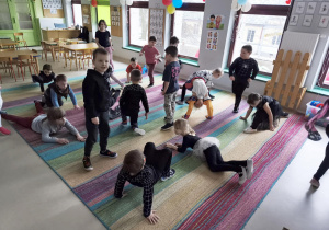 "Pszczółki" prezentują gestem ulubione dyscypliny sportowe/aktywności ruchowe.