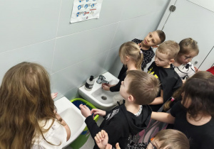Ćwiczymy technikę prawidłowego mycia rąk w łazience.