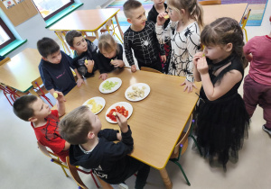 Próbujemy ekologicznych warzyw i owoców.