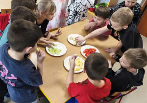 Próbujemy ekologicznych warzyw i owoców.