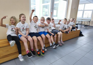 Starszaki w strojach sportowych gotowe do udziału w Przedszkolnej Olimpiadzie Sportowej w SP2 w Ozorkowie.